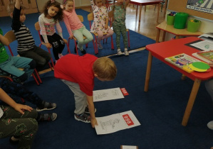Dzieci dopasowują numery alarmowe do ilustracji